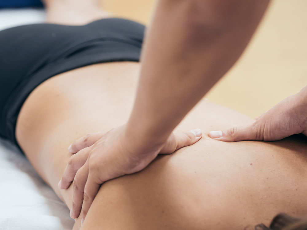 Klassisk massage på kvinna för att mjuka upp muskler